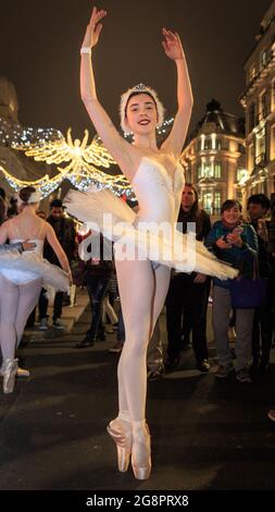 I ballerini di balletto della Black Orchid si esibiscono presso il Regent Street Christmas Lights ‘The Spirit of Christmas’ di Londra, Inghilterra Foto Stock