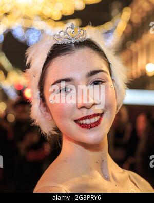 I ballerini di balletto della Black Orchid si esibiscono presso il Regent Street Christmas Lights ‘The Spirit of Christmas’ di Londra, Inghilterra Foto Stock