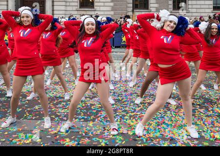 Varsity tutti i Cheerleader americani si esibiscono alla London New Year's Day Parade (LNDYP), Londra, Regno Unito Foto Stock