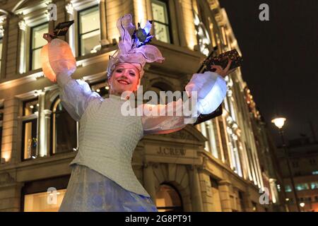 I ballerini di balletto della Black Orchid si esibiscono presso il Regent Street Christmas Lights ‘The Spirit of Christmas’ di Londra, Inghilterra Foto Stock