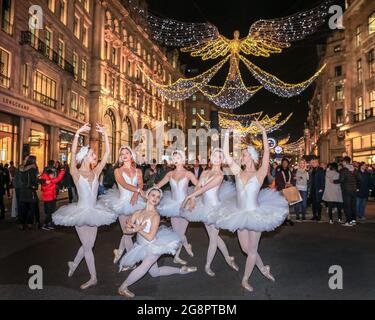 I ballerini di balletto della Black Orchid si esibiscono presso il Regent Street Christmas Lights ‘The Spirit of Christmas’ di Londra, Inghilterra Foto Stock