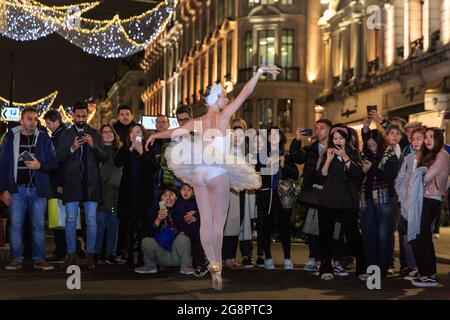 I ballerini di balletto della Black Orchid si esibiscono presso il Regent Street Christmas Lights ‘The Spirit of Christmas’ di Londra, Inghilterra Foto Stock