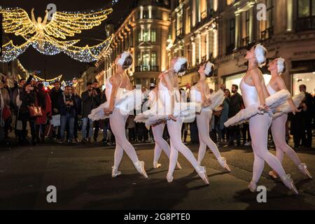 I ballerini di balletto della Black Orchid si esibiscono presso il Regent Street Christmas Lights ‘The Spirit of Christmas’ di Londra, Inghilterra Foto Stock