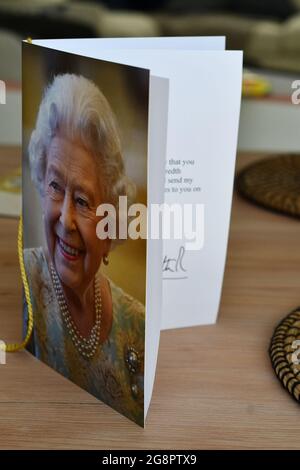 Una carta della Regina Elisabetta 2 che desidera un centesimo compleanno molto felice Foto Stock