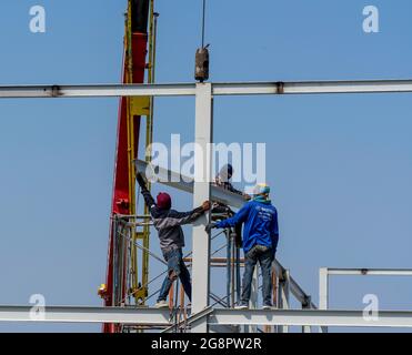 Gru mobile con gancio e cinghie. La struttura in acciaio. Trave reticolare in acciaio Foto Stock