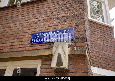 AMSTERDAM, PAESI BASSI - 26 giu 2021: Segno stradale dello stretto di Johan Kepler nella capitale olandese sulla facciata esterna in mattoni di una casa Foto Stock