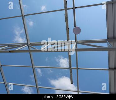 Il secchio di vernice a colori era appeso su truss di acciaio leggero e costruzione di telaio. Foto Stock