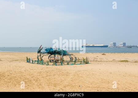 Il Mad Crab, una installazione o scultura fatta di rifiuti di plastica per evidenziare i problemi ambientali, Fort Cochin, Kerala, India Foto Stock