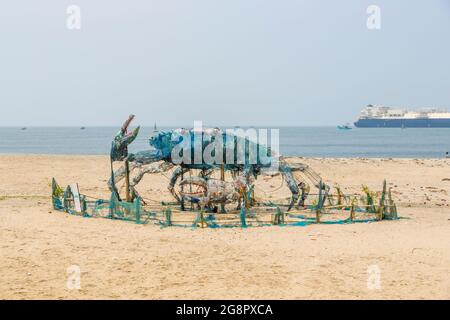 Il Mad Crab, una installazione o scultura fatta di rifiuti di plastica per evidenziare i problemi ambientali, Fort Cochin, Kerala, India Foto Stock