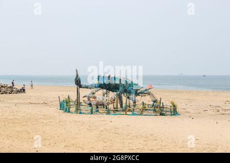 Il Mad Crab, una installazione o scultura fatta di rifiuti di plastica per evidenziare i problemi ambientali, Fort Cochin, Kerala, India Foto Stock