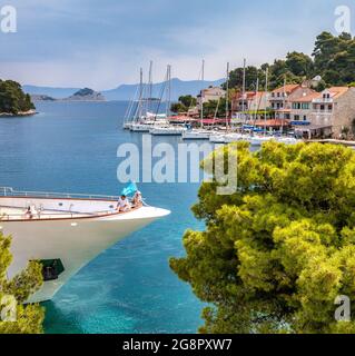 Due persone rilassatevi sulla prua di un grande oceano andando nel porto di Pomena sull isola di Mljet in Croazia Foto Stock