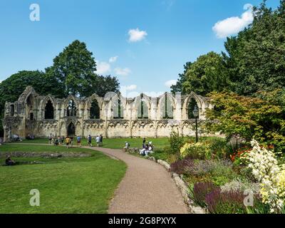 Rovine di St Marys Abbey in Museum Gardens in estate York Yorkshire Inghilterra Foto Stock