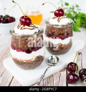 Pernottamento porridge - Foresta Nera. Porridge al cioccolato con yogurt e ciliegie nel miele. Foto Stock