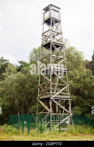 Una vecchia torre di avvistamento incendi situata nella foresta di Buckler Crowthrone, nel Regno Unito meridionale Foto Stock