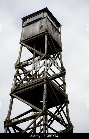 Una vecchia torre di avvistamento incendi situata nella foresta di Buckler Crowthrone, nel Regno Unito meridionale Foto Stock