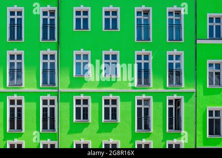 casa appartamento ristrutturata con facciata verde, esterno dell'edificio residenziale Foto Stock