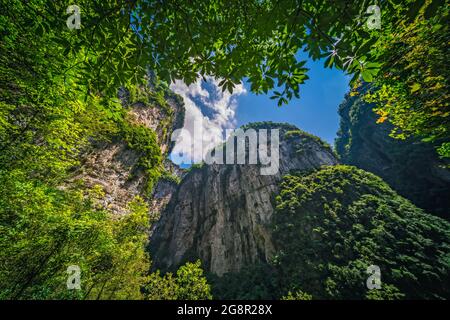 Paesaggio delle massicce pareti di roccia verticale nel Parco Nazionale della fessura di Longshuixia, paese di Wulong, Chongqing, Cina Foto Stock