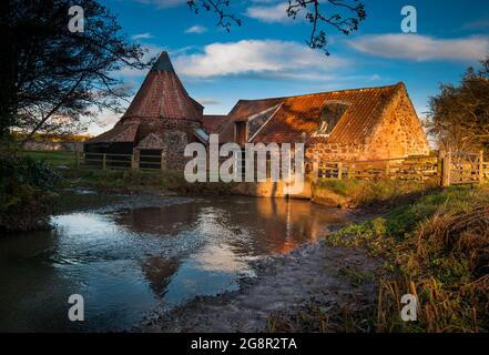 Preston Mill sul fiume Tyne (Scozia) c'è stato un mulino sul sito dal 16 ° secolo, anche se il presente risale al 18 ° secolo Foto Stock