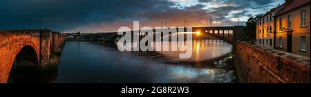 Il sole tramonta sui tre ponti di Berwick Upon Tweed Foto Stock