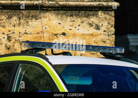 Carmona Spagna 21 luglio 2021 la polizia locale ha parcheggiato l'auto per le strade di Carmona durante l'epidemia di coronavirus che colpisce la Spagna Foto Stock