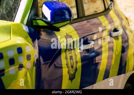 Carmona Spagna 21 luglio 2021 la polizia locale ha parcheggiato l'auto per le strade di Carmona durante l'epidemia di coronavirus che colpisce la Spagna Foto Stock