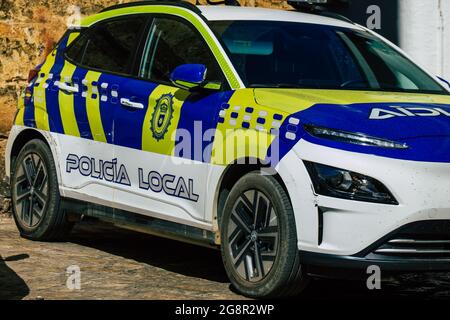 Carmona Spagna 21 luglio 2021 la polizia locale ha parcheggiato l'auto per le strade di Carmona durante l'epidemia di coronavirus che colpisce la Spagna Foto Stock