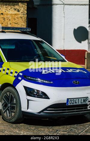 Carmona Spagna 21 luglio 2021 la polizia locale ha parcheggiato l'auto per le strade di Carmona durante l'epidemia di coronavirus che colpisce la Spagna Foto Stock