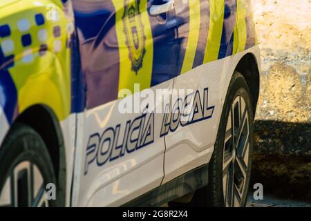 Carmona Spagna 21 luglio 2021 la polizia locale ha parcheggiato l'auto per le strade di Carmona durante l'epidemia di coronavirus che colpisce la Spagna Foto Stock