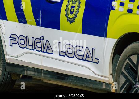 Carmona Spagna 21 luglio 2021 la polizia locale ha parcheggiato l'auto per le strade di Carmona durante l'epidemia di coronavirus che colpisce la Spagna Foto Stock