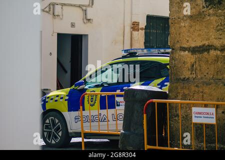 Carmona Spagna 21 luglio 2021 la polizia locale ha parcheggiato l'auto per le strade di Carmona durante l'epidemia di coronavirus che colpisce la Spagna Foto Stock