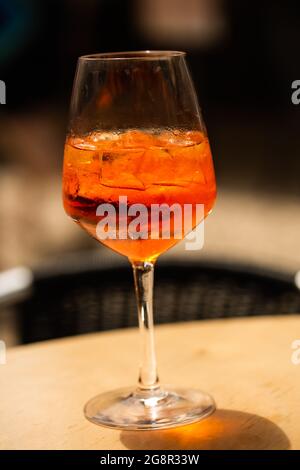 Aperol Spritz sul tavolo nel ristorante, all'esterno Foto Stock