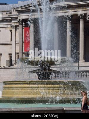 La National Gallery e la fontana di Trafalgar Square, Londra, Regno Unito Foto Stock