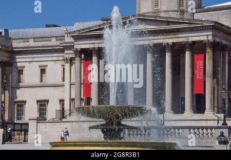 La National Gallery e la fontana di Trafalgar Square, Londra, Regno Unito Foto Stock