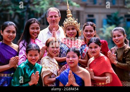 Posa turistica con ballerini tradizionali thailandesi in costumi formali al Palazzo Vimanmek, Dusit, Thailandia Foto Stock
