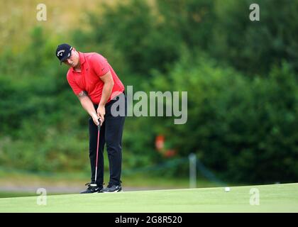 Callum Shinkwin putt sul 18 verde durante il giorno uno del Cazoo Wales Open al Celtic Manor Resort a Newport, Galles. Data immagine: Giovedì 22 luglio 2021. Foto Stock