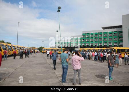 Bahia, Brasile. Luglio 22 2021: La consegna di autobus scolastici a 37 comuni situati in 12 territori di identità nello Stato di Bahia, è stata effettuata questa mattina Giovedi, (22), dal Governatore di Bahia, Rui Costa. L'atto si è svolto nel parcheggio del Dipartimento di Educazione, sulla 5th Avenue, n° 550, Centro amministrativo di Bahia (CAB), a Salvador, (BA). La flotta di autobus comprende 8 veicoli con trazione 4x4. Tutti gli autobus hanno una capacità di 29 passeggeri ciascuno e sono il risultato di emendamenti parlamentari guidati dal deputato Marcelo Nilo. Nella foto, a Credit: Foto Arena LTDA/Alamy Live N Foto Stock