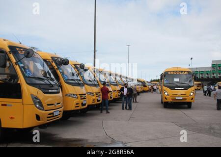 Bahia, Brasile. Luglio 22 2021: La consegna di autobus scolastici a 37 comuni situati in 12 territori di identità nello Stato di Bahia, è stata effettuata questa mattina Giovedi, (22), dal Governatore di Bahia, Rui Costa. L'atto si è svolto nel parcheggio del Dipartimento di Educazione, sulla 5th Avenue, n° 550, Centro amministrativo di Bahia (CAB), a Salvador, (BA). La flotta di autobus comprende 8 veicoli con trazione 4x4. Tutti gli autobus hanno una capacità di 29 passeggeri ciascuno e sono il risultato di emendamenti parlamentari guidati dal deputato Marcelo Nilo. Nella foto, a Credit: Foto Arena LTDA/Alamy Live N Foto Stock