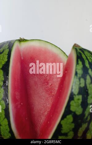 fotografia di una porzione fresca di cocomero maturo su una tavola di legno da vicino. concetto di frutta per il consumo estivo Foto Stock