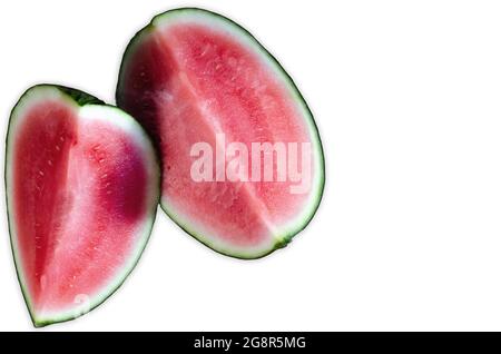 due pezzi di cocomero fresco e maturo, uno sull'altro, con fondo bianco Foto Stock