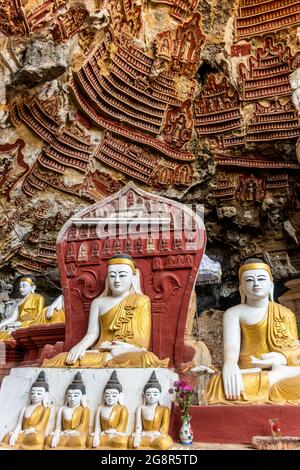 Antico tempio con statue buddhas e sculture religiose su roccia calcarea nella grotta sacra di Kaw Goon vicino hPa-an in Myanmar Foto Stock