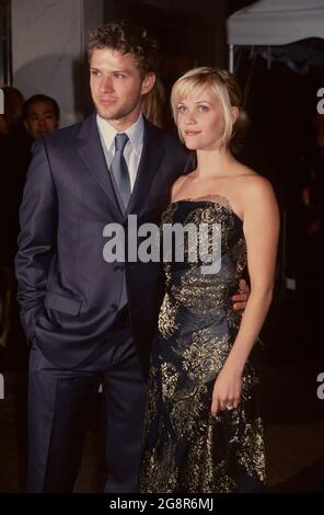 Ryan Phillippe e Reese Witherspoon partecipano alla prima di "The importance of earnest" al Teatro di Parigi di New York il 13 maggio 2002. Foto: Henry McGee/MediaPunch Foto Stock