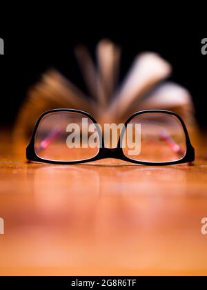 Occhiali neri per copertine di libri Foto Stock