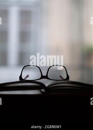 Occhiali neri per copertine di libri Foto Stock