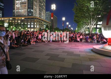 Tokyo, Giappone. 22 luglio 2021. Stazione di Tokyo, Tokyo. Conto alla rovescia per l'inizio delle Olimpiadi di Tokyo. Persone che scattano foto commemorative. 1 giorno prima dell'apertura dei Giochi il 22 luglio 2021 a Tokyo, Giappone. (Foto di Kazuki Oishi/Sipa USA) Credit: Sipa USA/Alamy Live News Foto Stock