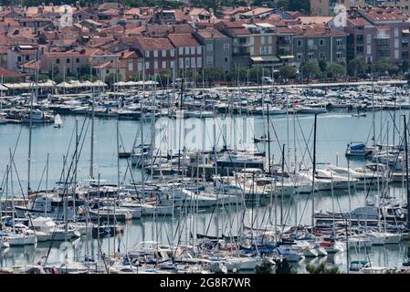 CAPODISTRIA, SLOVENIA - 12 LUGLIO 2021: Yacht porto, vista dalla collina. Un porticciolo per le barche. Foto Stock