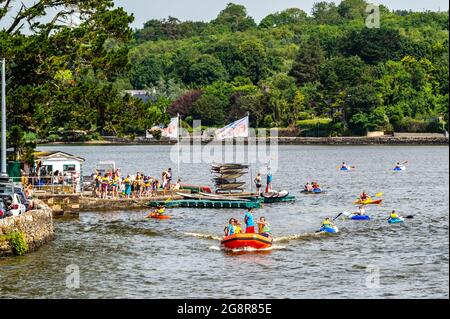 Rosscarbery, West Cork, Irlanda. 22 luglio 2021. West Cork ha crogiolato in un'altra giornata calda, con temperature negli anni 20. Molti vacanzieri hanno apprezzato il Rosscarbery Lagoon Activity Center. Credit: AG News/Alamy Live News Foto Stock