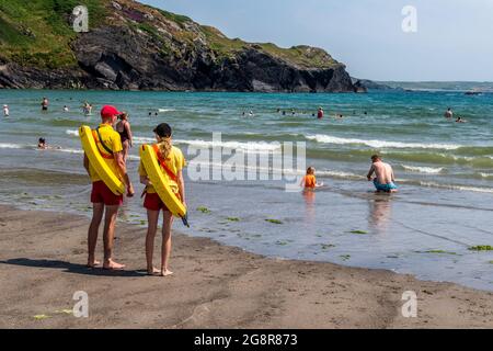 Rosscarbery, West Cork, Irlanda. 22 luglio 2021. West Cork ha crogiolato in un'altra giornata calda, con temperature negli anni 20. La Warren Beach, Rosscarbery, era piena di turisti. Credit: AG News/Alamy Live News Foto Stock