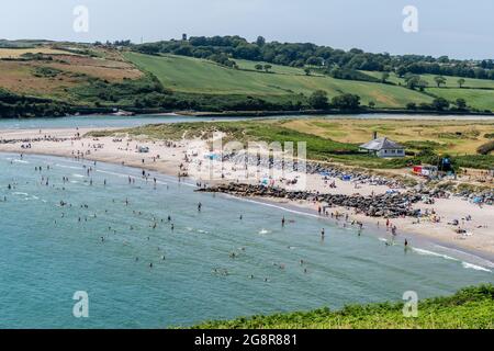 Rosscarbery, West Cork, Irlanda. 22 luglio 2021. West Cork ha crogiolato in un'altra giornata calda, con temperature negli anni 20. La Warren Beach, Rosscarbery, era piena di turisti. Credit: AG News/Alamy Live News Foto Stock