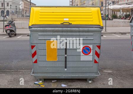 Bidone grande per il riciclaggio della carta con coperchio giallo in Italia Foto Stock