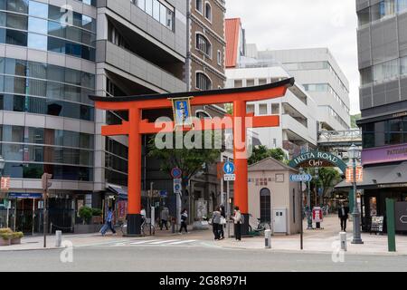 Prima porta Torii del Santuario di Ikuta, via Ikuta, Chuo-Ku, Città di Kobe, Prefettura di Hyogo, Giappone Foto Stock